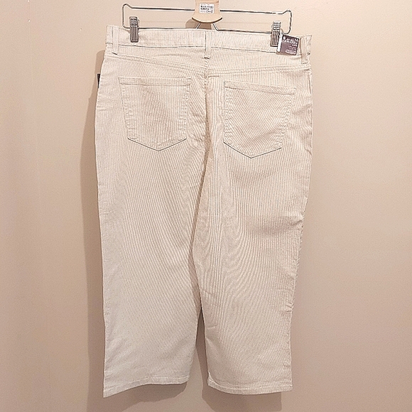 3 for $25- Gloria Vanderbilt Cream Capris, Size 14 - Picture 3 of 16